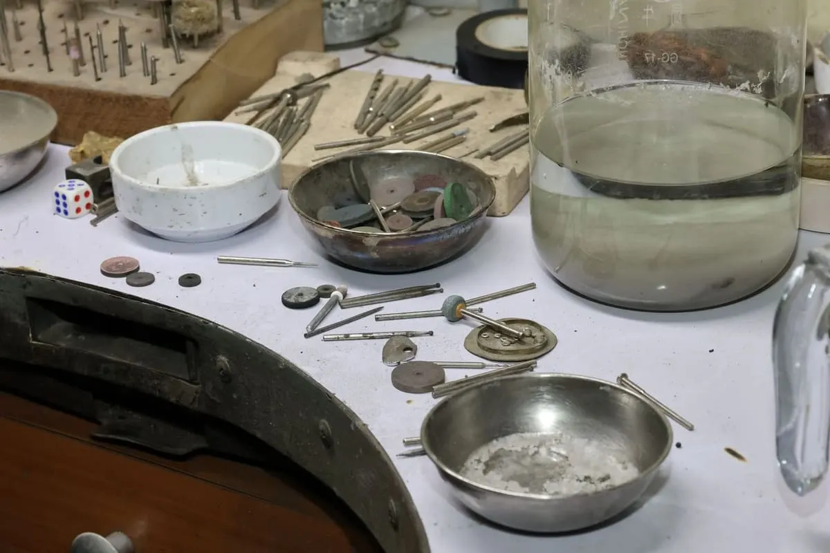 Gereedschap, bakjes en een glazen pot op de werkbank