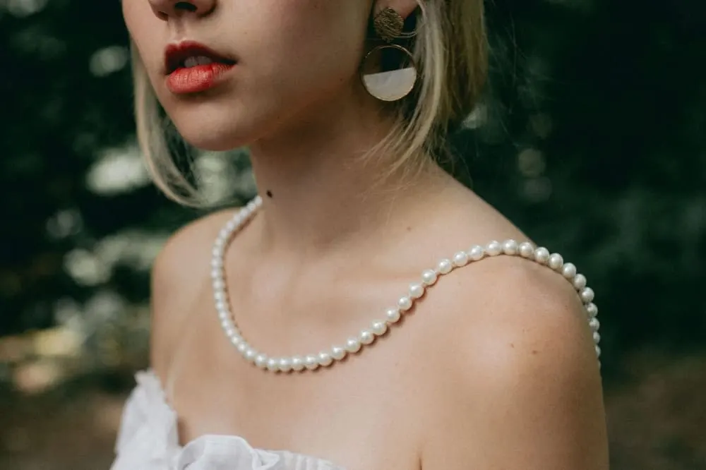 Een parelcollier, gedragen